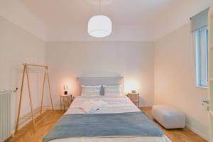 1 dormitorio con 1 cama grande en una habitación en Newly Renovated Apartment in the heart of Athens., en Atenas