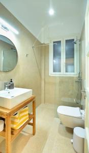y baño con lavabo y aseo. en Newly Renovated Apartment in the heart of Athens. en Atenas