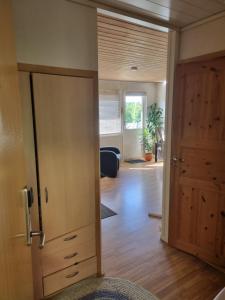 een open deur naar een kamer met een woonkamer bij Trondheim/Nardo in Trondheim