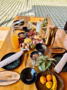 une table en bois avec des assiettes de nourriture dans l'établissement OPA Resort, à Šmartno ob Paki