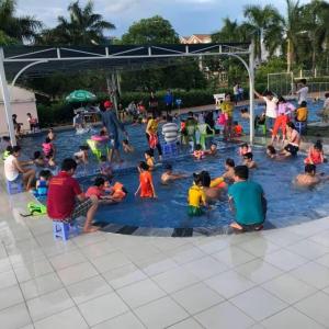 een groep mensen in een zwembad bij Minh Minh Nam 2 Hotel in Can Tho