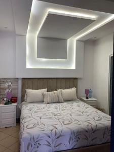 1 dormitorio con 1 cama grande en una habitación en Maison Alcudia Smir, Tetouan, Mer Méditerranée en Fnidek