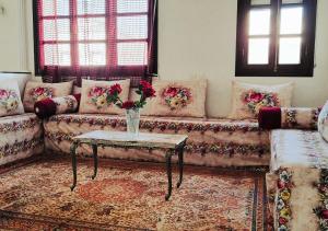 un soggiorno con un divano e un tavolo di Cozy Moroccan Escape Near Stunning Beach! ad Agadir