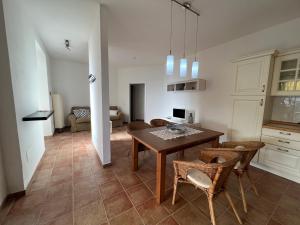 een keuken en eetkamer met een tafel en stoelen bij Panorama Mare e Monti in Spigno Saturnia