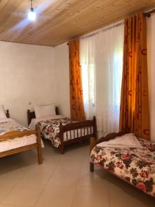 Postel nebo postele na pokoji v ubytování Guest House Ledio