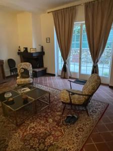 Posezení v ubytování Relais Napoléonien Gîte historique au vert, 1h de Paris