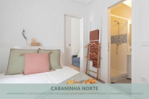 1 dormitorio con 1 cama y ducha a ras de suelo en Cabanas do avô João, en Nazaré