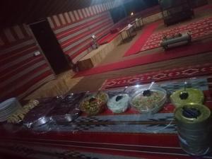 un gruppo di ciambelle a buffet in un auditorium di Wadi Rum Old Bedouin Camp a Wadi Rum