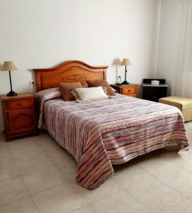 un letto in una camera da letto con due comodini e due lampade di La casa de Isabel a Mazo