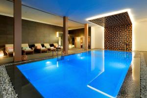 Bazén v ubytovaní Hard Rock Hotel Marbella - Puerto Banús alebo v jeho blízkosti