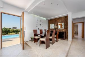 a dining room with a table and chairs at El Paradiso in Pastida +24 photos