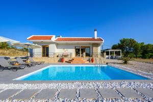 a villa with a swimming pool and a house at El Paradiso in Pastida