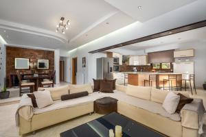 a living room with a large couch and a kitchen at El Paradiso in Pastida