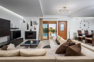 a living room with a couch and a table at El Paradiso in Pastida