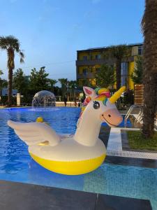 Bazén v ubytování Hotel Qetesia-Te Indriti nebo v jeho okolí