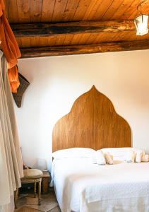 フレジェネにあるB&B Sinbad La Scialuppaのベッドルーム1室(木製ヘッドボード付きのベッド1台付)