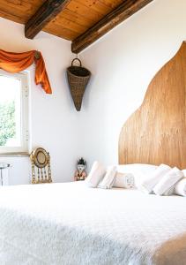 フレジェネにあるB&B Sinbad La Scialuppaのベッドルーム(白い大型ベッド、白い枕付)