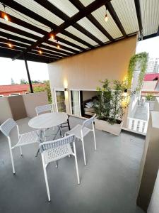 un patio con mesa y sillas en Serenity Home near Ayala Malls Serin en Tagaytay