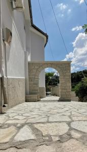 an entrance to a building with an archway at Hazmurat Hotel in Gjirokastër
