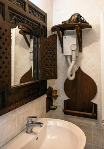 フレジェネにあるB&B Sinbad La Scialuppaのバスルーム(洗面台、鏡付)