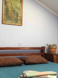 Lions Heart Hostel في إلفيف: غرفة نوم بسرير مع صورة على الحائط