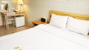 Postel nebo postele na pokoji v ubytování Golden Park Hotel