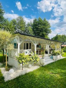 Casa blanca con porche con macetas en Domek holenderski Hampton en Dominice