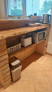 eine Küchentheke mit einem Tisch und einer Mikrowelle in der Unterkunft Apartmán Anglický roh in Franzensbad