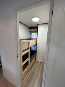 een kleine kamer met een kast in een huis bij Houten chalet op 5 sterren park met Zwembad in Ermelo