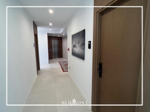 un pasillo que conduce a una habitación con puerta en Luxury Rooftop Suites by Blumont en Durrës
