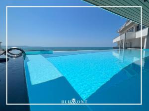 uma piscina com água azul num edifício em Luxury Rooftop Suites by Blumont em Durrës