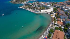 een luchtzicht op een strand met boten en gebouwen bij Huzur Royal Hotel in Datca