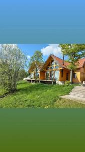 ein Haus mit einer Veranda und einem Hof in der Unterkunft Brvnare Libero TARA in Sekulić 