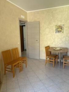 A due passi dal mare في دونالوكاتا: غرفة بطاولة وكرسيين وطاولة وطاولة وكراسي