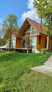 ein großes Haus mit einem großen Fenster in der Unterkunft Brvnare Libero TARA in Sekulić 