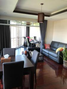 een woonkamer met een bank en een tafel bij The Seaside One Huahin in Hua Hin