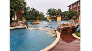 een zwembad met glijbaan in een resort bij The Seaside One Huahin in Hua Hin
