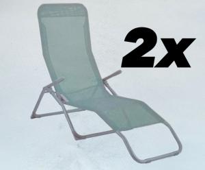 een groene vouwstoel met het nummer twentytwo bij Ahoi Haus Duo in Drage