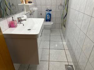 y baño con lavabo y aseo. en Apartment Jelić en Duće