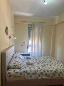 um quarto com uma cama e uma janela em Sunny place em Podgorica