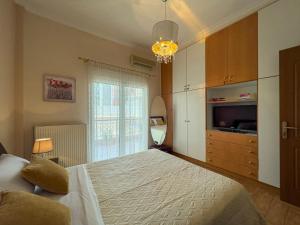 1 dormitorio con 1 cama grande y TV en Athens Condonest Platon en Atenas