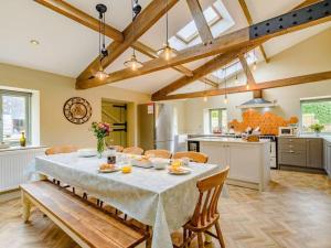 a dining room with a table and chairs and a kitchen at Martin's Farm House in Richmond