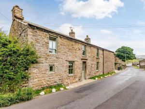 a brick building on the side of a street at Martin's Farm House in Richmond