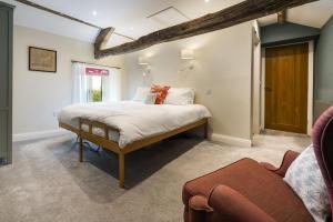 a bedroom with a bed and a couch at Joe's Cottage - Brigsteer Village near Kendal in Brigsteer