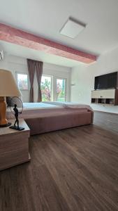a large bed in a large room with a large bed sidx sidx at BC Aprilia in Corbu