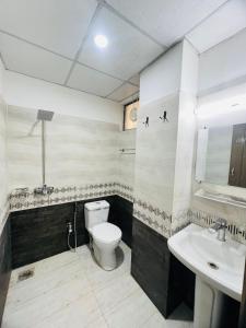 ein Bad mit einem WC und einem Waschbecken in der Unterkunft Noors B&B in Islamabad