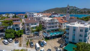 een luchtzicht op een stad met auto's geparkeerd op een parkeerplaats bij Huzur Royal Hotel in Datca