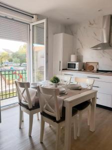 eine Küche mit einem Holztisch und Stühlen sowie eine Küche mit einem Tisch in der Unterkunft Vive el Renacimiento: Ochío in Baeza
