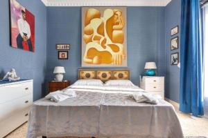 una camera da letto con un grande letto con pareti blu di B&B RESIDENZA DUCALE a Taviano