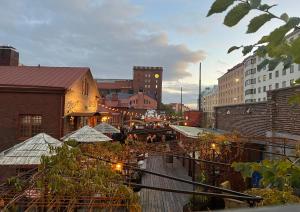 vista su una strada della città con edifici e luci di Beautiful design studio in the heart of Kallio a Helsinki